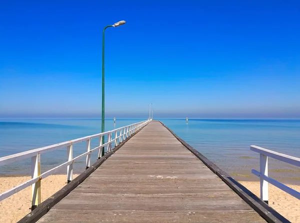 Pier naar de zee in de zomer — Stockfoto