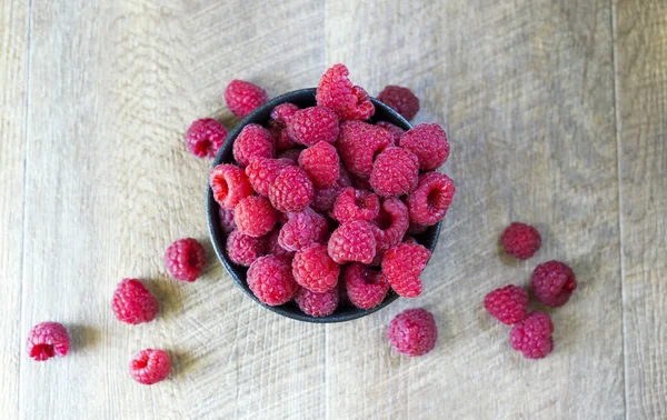 Schüssel Himbeeren auf Holzgrund. — Stockfoto