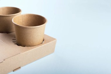 Karton tutacağında kahve fincanları ve metin için yeri var.
