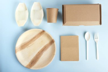 Açık mavi arkaplanda çevre dostu tek kullanımlık sofra takımı dairesi yatıyordu. 