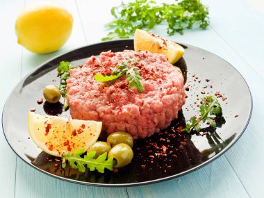 Biftek tartar baharatlar ile