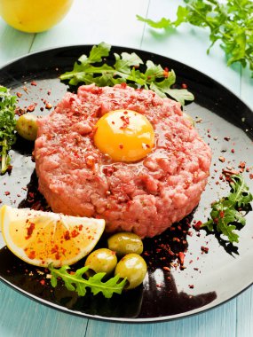 Biftek tartar baharatlar ile