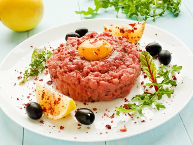 Biftek tartar baharatlar ile