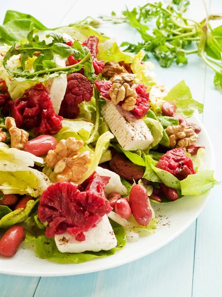 Salatkräuter und mariniertes Gemüse — Stockfoto