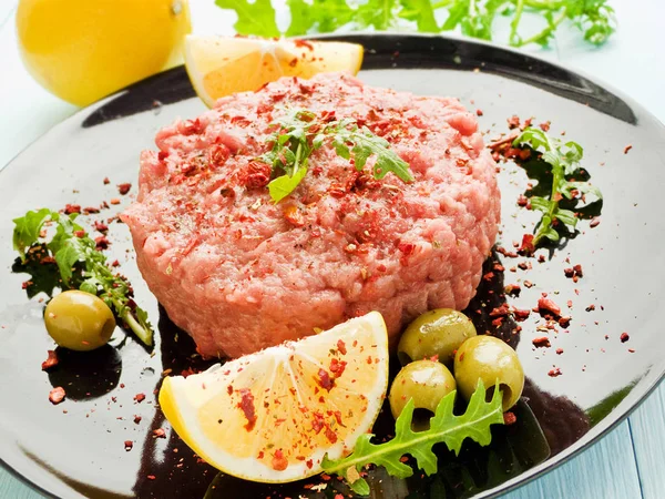 Biftek tartar baharatlar ile — Stok fotoğraf