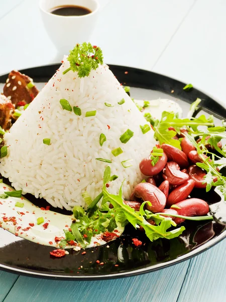 Рис со свиными ребрышками и красной фасолью — стоковое фото