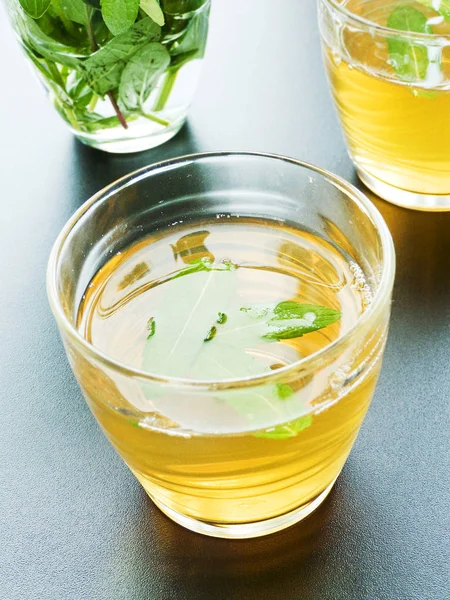 Свежий зеленый чай — стоковое фото