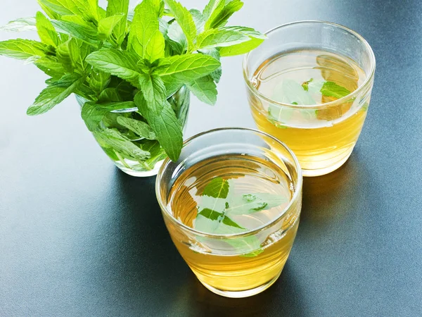 Свежий зеленый чай — стоковое фото