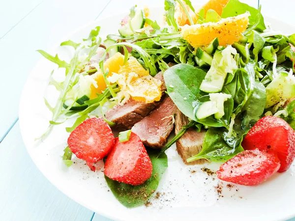 Duck in salad — Stock Photo, Image