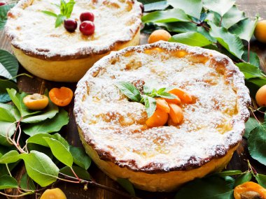 Kayısı ve vişneli pasta