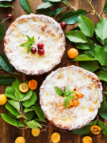 Aprikosen- und Kirschkuchen — Stockfoto