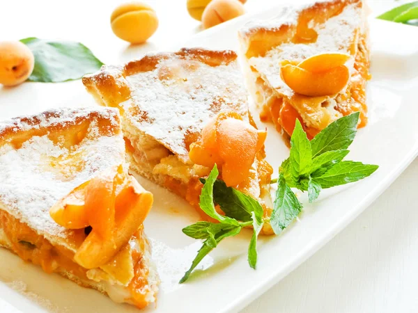 Sweet apricot pie — Stock Photo, Image