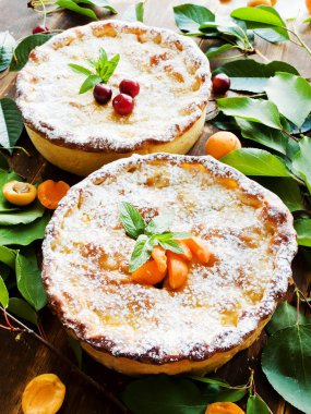 Kayısı ve vişneli pasta