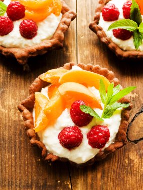 Tartlets peynir ve çilek ile