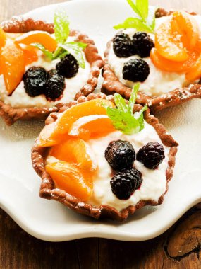 Tartlets peynir ve çilek ile