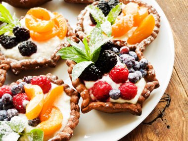 Tartlets peynir ve çilek ile