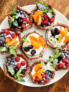 Tartlets peynir ve çilek ile