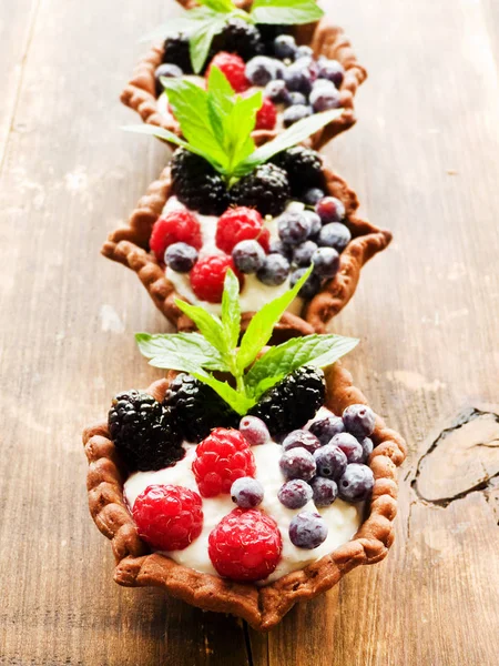 Tartlets peynir ve çilek ile