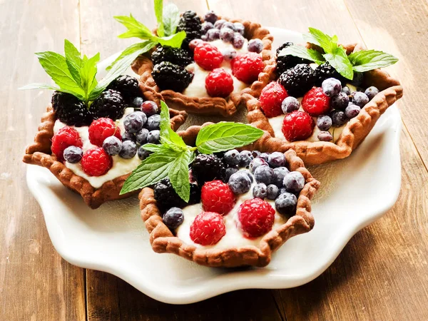 Tartlets peynir ve çilek ile