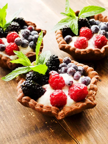 Tartlets peynir ve çilek ile — Stok fotoğraf