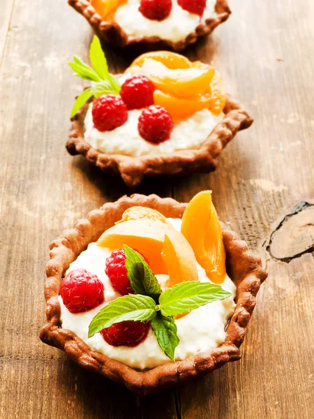 Tartlets with cheese and berries — Stock Photo, Image