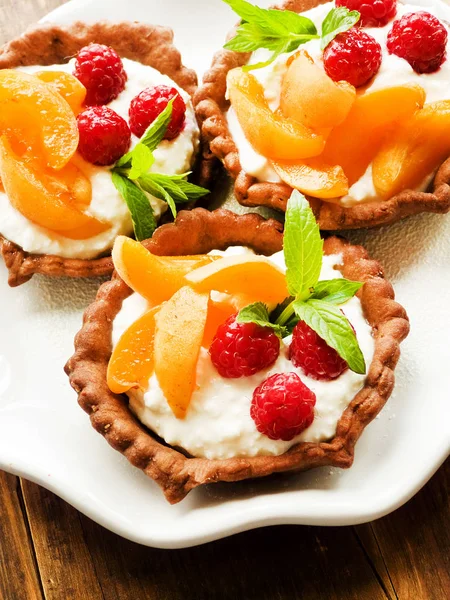 Tartlets with cheese and berries — Stock Photo, Image
