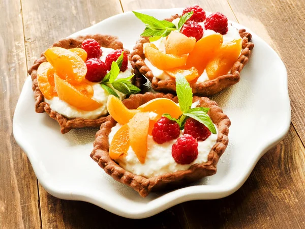 Tartlets peynir ve çilek ile