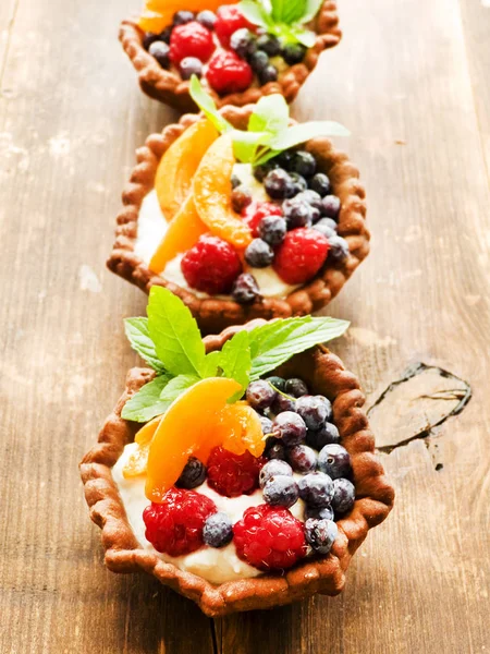 Tartlets with cheese and berries — Stock Photo, Image