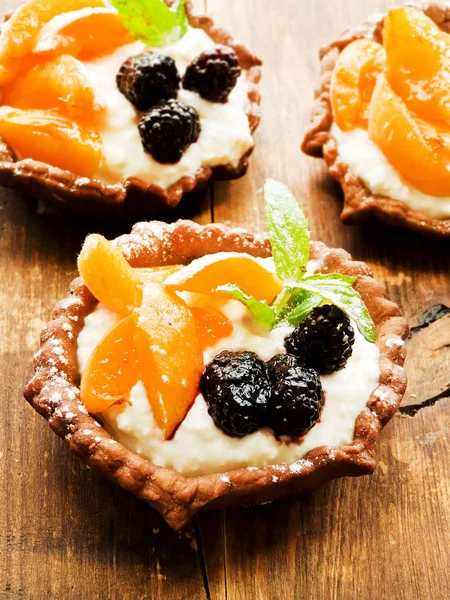 Tartlets peynir ve çilek ile