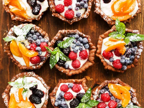 Tartaletas con queso y bayas — Foto de Stock