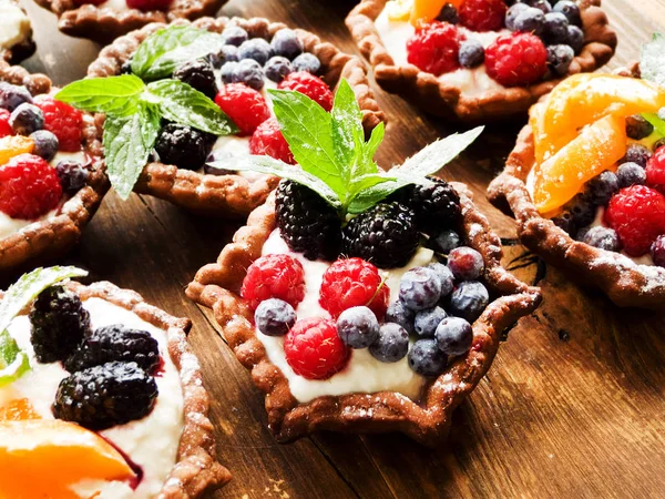 Tartlets with cheese and berries — Stock Photo, Image