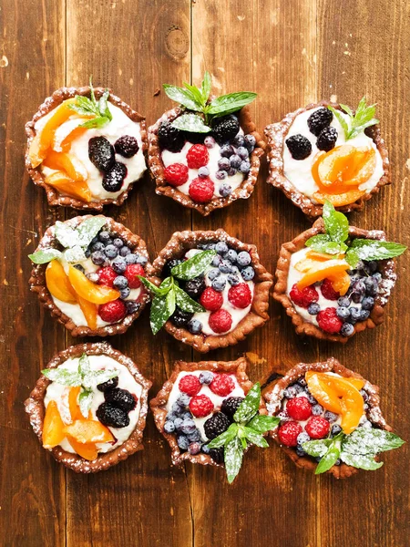 Tartlets peynir ve çilek ile — Stok fotoğraf