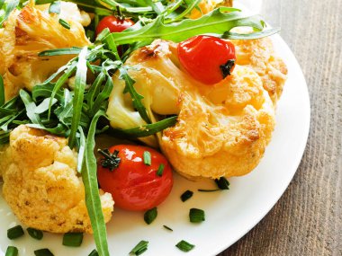 Sıcak karnabahar salatası