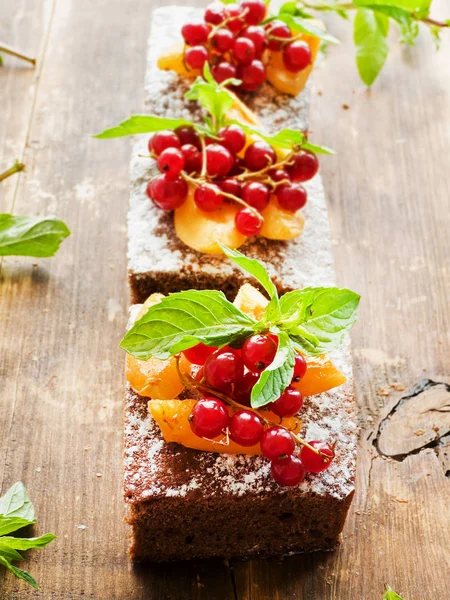 Brownie con bayas —  Fotos de Stock