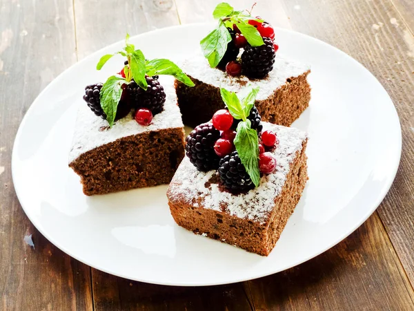 Brownie with berries — Stock Photo, Image