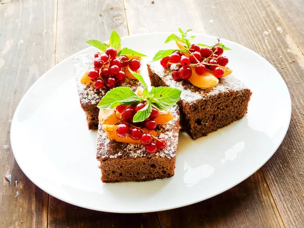 Brownie mit Beeren — Stockfoto