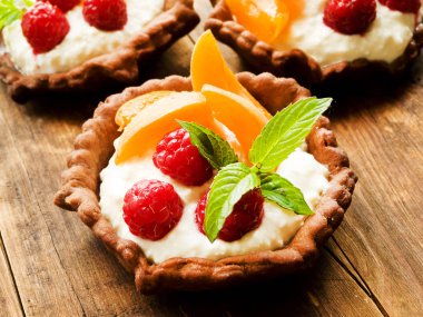 Tartlets peynir ve çilek ile