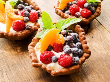 Tartlets peynir ve çilek ile