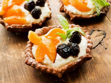Tartlets peynir ve çilek ile