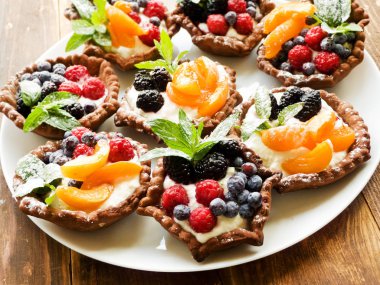 Tartlets peynir ve çilek ile