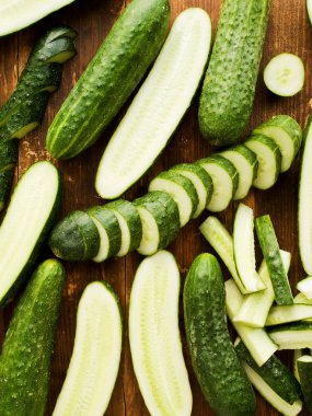 ahşap üzerine salatalık