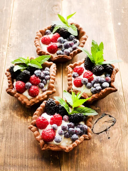 Tartlets peynir ve çilek ile — Stok fotoğraf