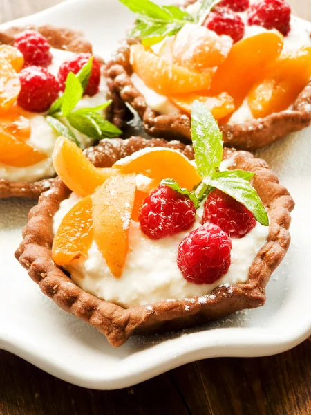 Tartlets with cheese and berries — Stock Photo, Image