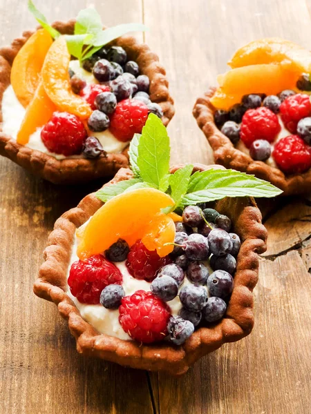 Tartlets with cheese and berries — Stock Photo, Image