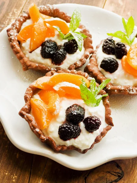 Tartlets peynir ve çilek ile — Stok fotoğraf