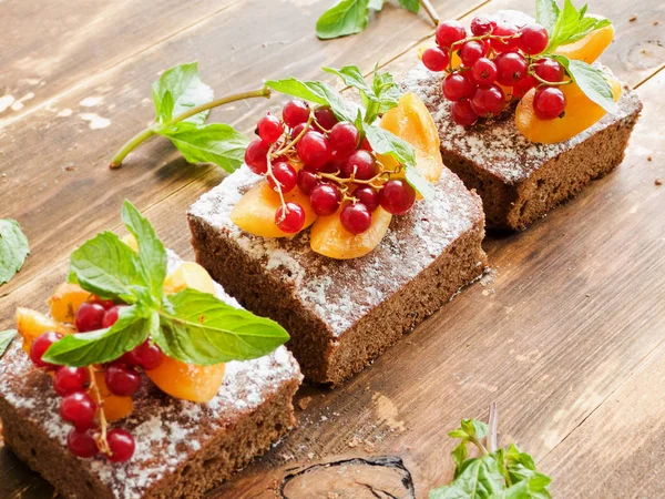 Brownie with berries — Stock Photo, Image