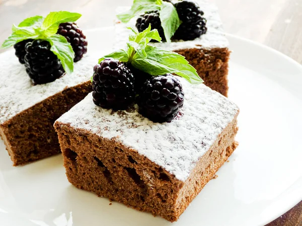 Brownie mit Beeren — Stockfoto