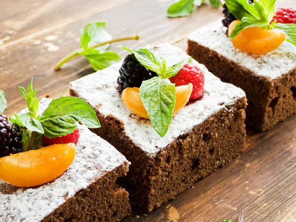 Brownie with berries — Stock Photo, Image