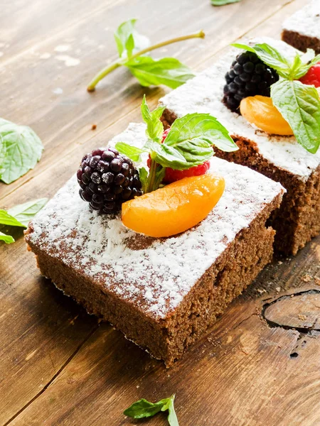 Brownie with berries — Stock Photo, Image