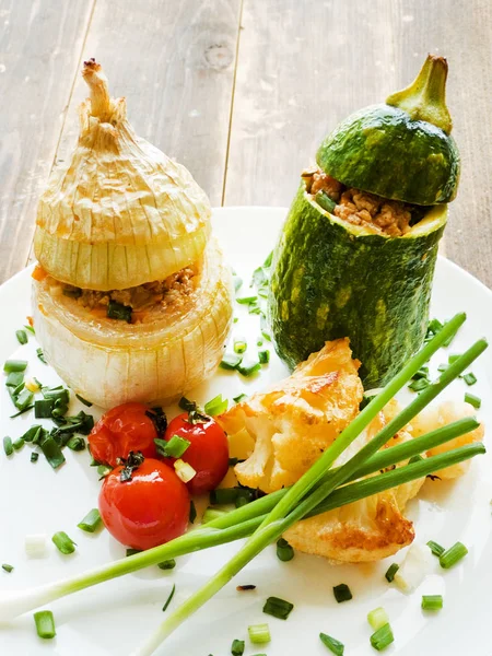 Gefüllte Zwiebeln und Zucchini — Stockfoto